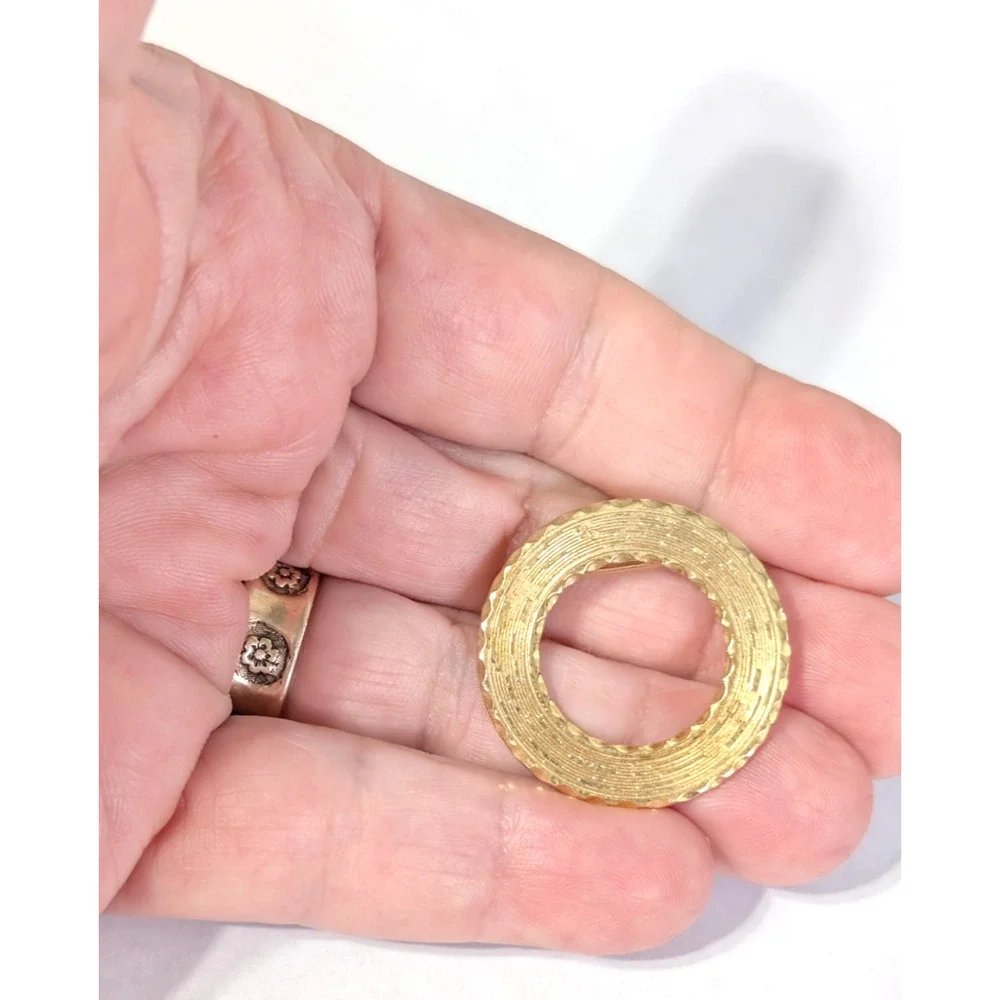 Vintage Circle Wreath Brooch Pin 1.25” Textured Gold-tone Unisex Simple go26